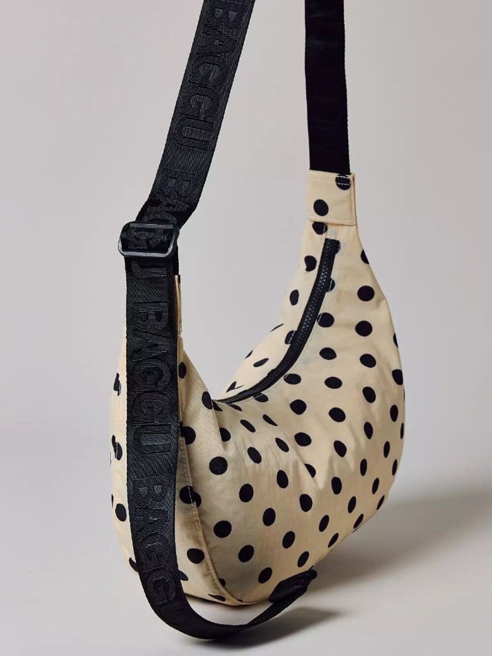 NWT Baggu Medium Crescent Bag - Cream w/ Black Polka Dot - Picture 4 of 6